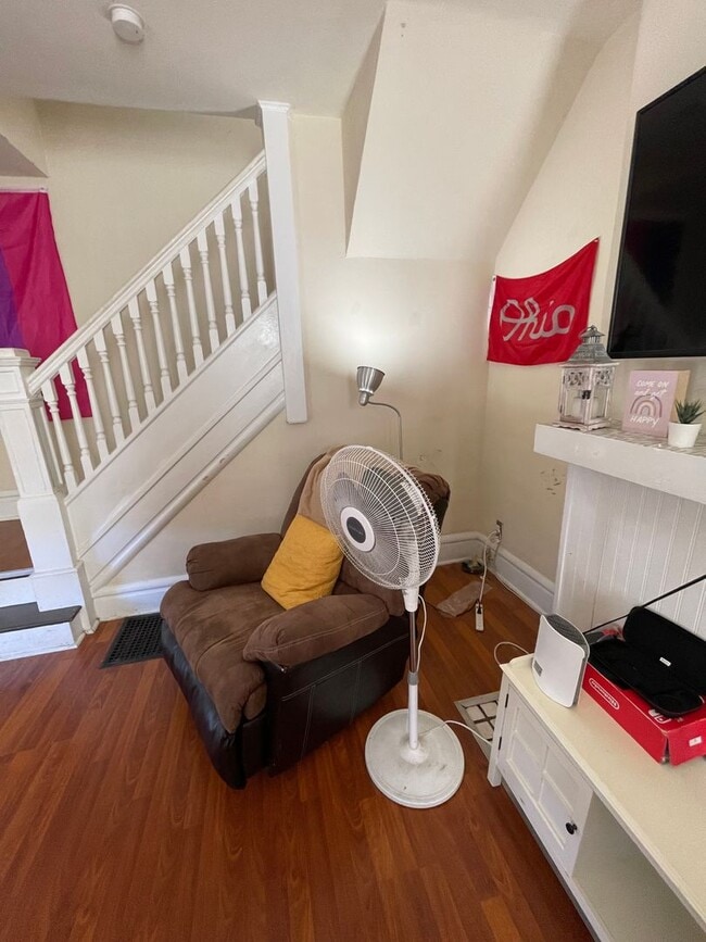 Building Photo - 3 bedroom 1 bath single family home with y...