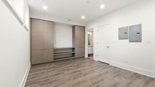 Building Photo - 6227 S Ellis Ave