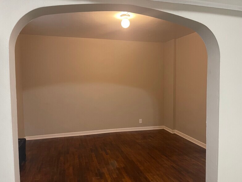 Building Photo - 836 N Larch St