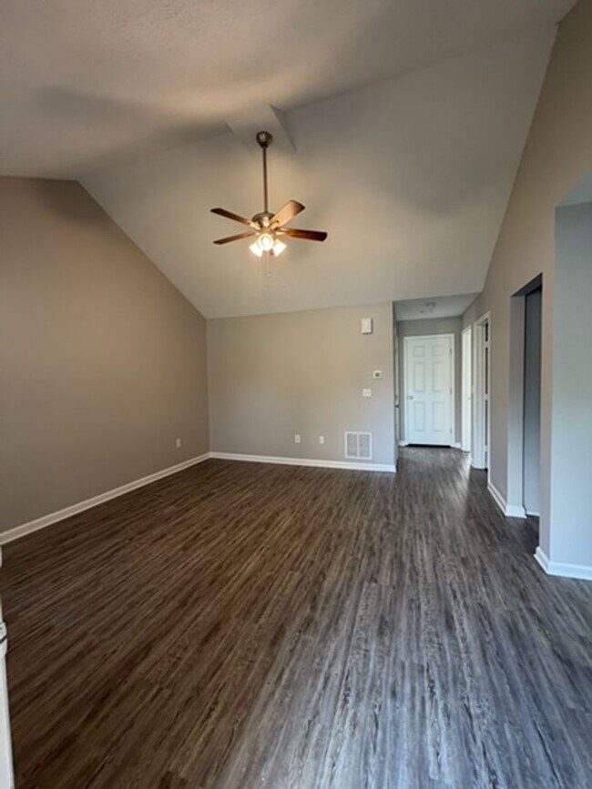 Building Photo - 207 Aqueduct Dr