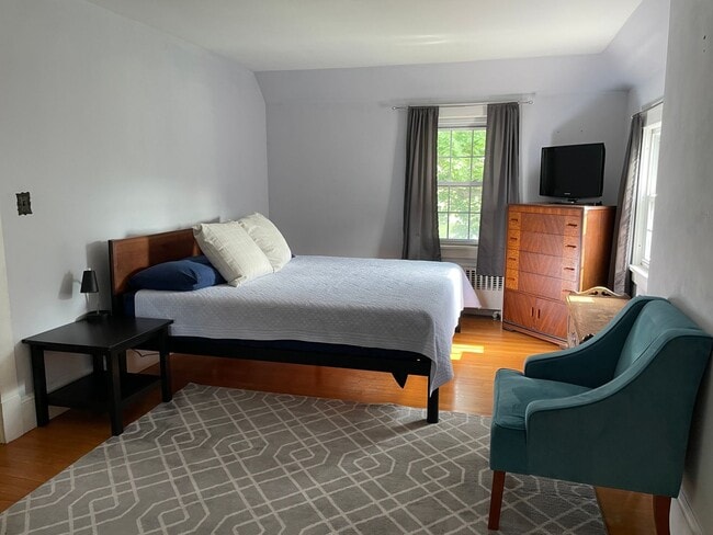 Building Photo - Lovely Tudor Home with convenient in town location