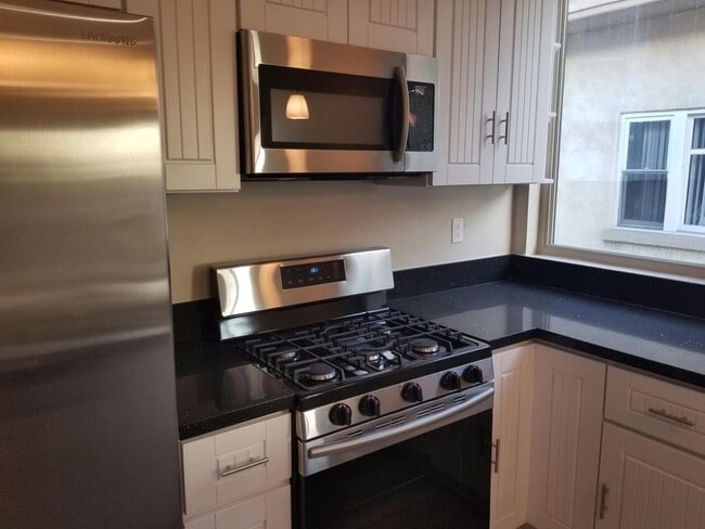 Building Photo - 3119 Fifth Ave