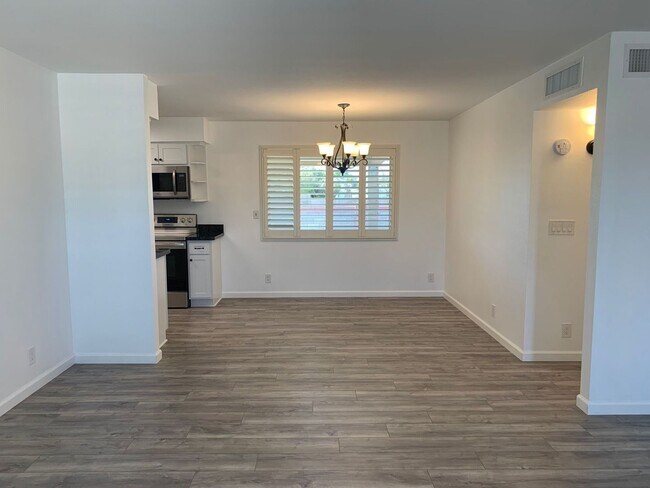 Building Photo - Beautifully Updated  2 Bed - 2 Bath Home in 55 Plus Community in Sunland Village - Mesa, AZ