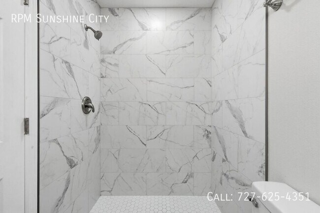 Building Photo - 1713 Valencia Dr E