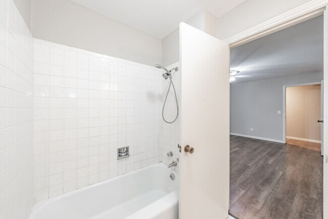 Building Photo - Prime Location in Overton West! Spacious D...