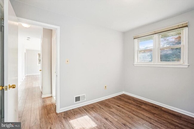 Building Photo - 224 N Van Buren St