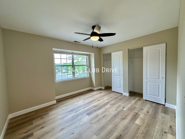 Building Photo - 1445 Club Dr