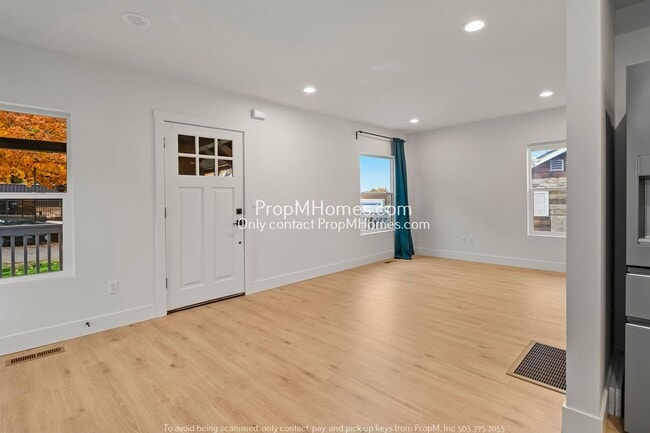 Building Photo - 4704 NE 95th Ave