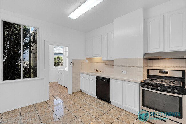 Building Photo - Cole Valley: Top Floor Edwardian Flat w/ F...