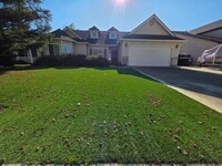 Building Photo - 3 Bedroom 2 Bathroom with Pool in NW Visalia!