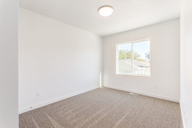 Building Photo - Gorgeous Brand New Townhome!