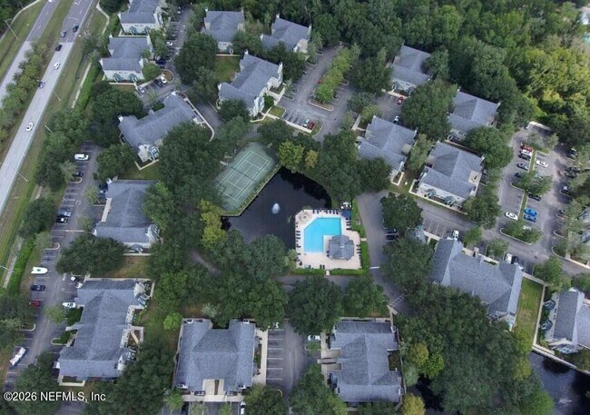Building Photo - 13700 Richmond Park Dr N