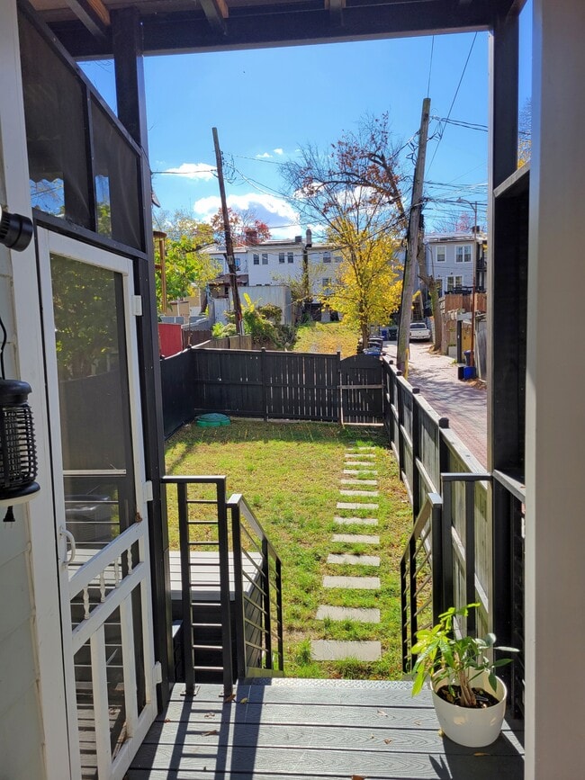 Building Photo - 724 Taylor St NW