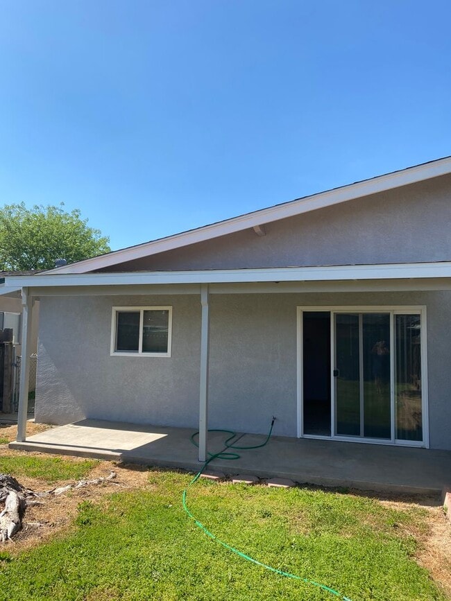 Building Photo - 2 Bedroom, 1 Bath with Garage near Hospital.