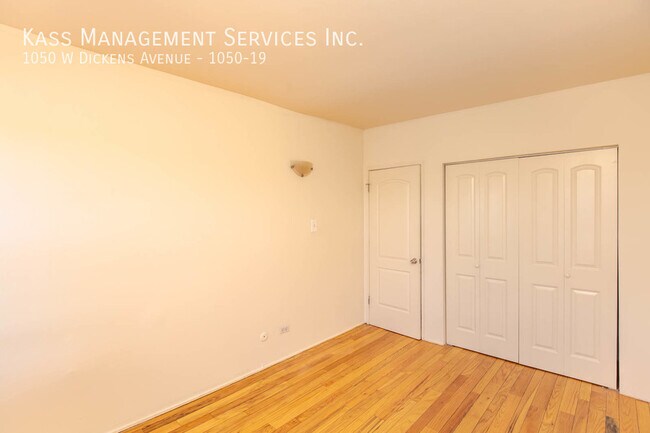 Building Photo - 1050 W Dickens Ave