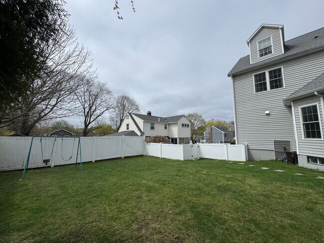 Building Photo - Waltham 3 bed 2.5 Bath