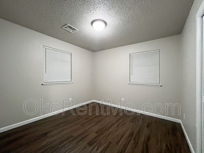 Building Photo - 106 Thompson Dr