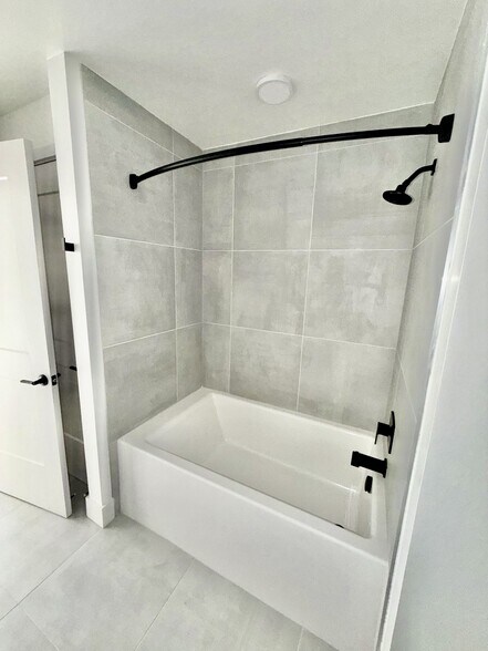 Building Photo - 18631 NE 25th Pl