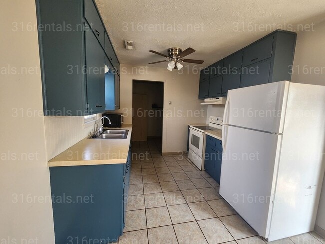Building Photo - $1195 - 3 bedroom / 1 bathroom - Single Family Home