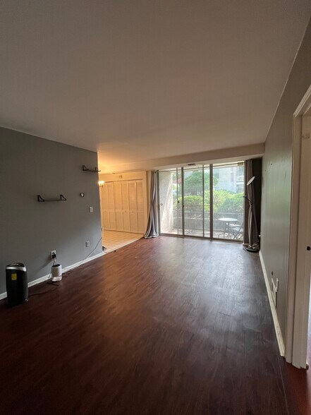 Building Photo - 456 River Rd