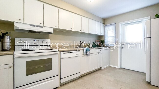 Building Photo - McLean Fairway 3036D