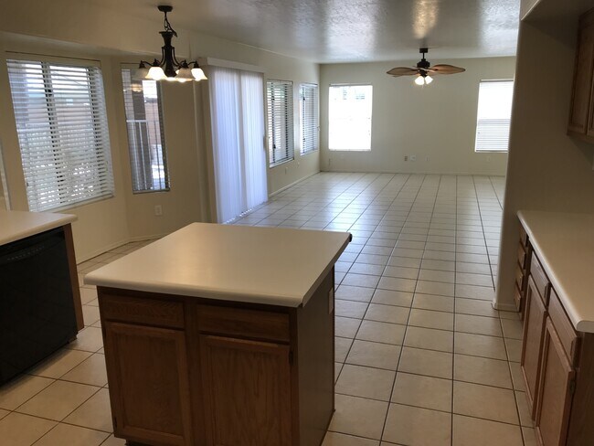 Building Photo - Gilbert Home - 5 Bed + Den & 2.75 Bath with Beautiful Pebble Teck Pool