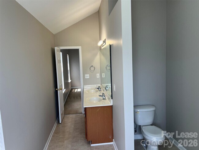 Building Photo - 1111 Delander Ln