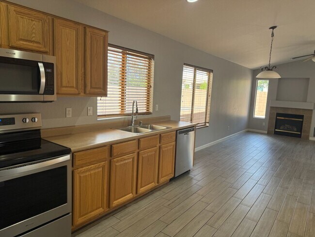 Building Photo - Chandler 4 bed 2 bath