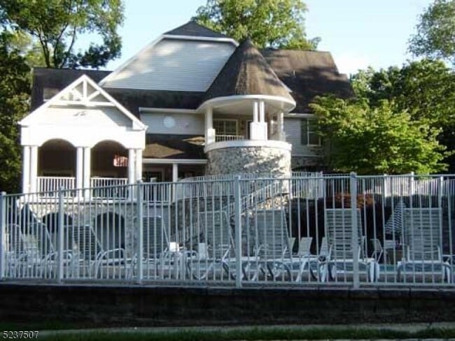 Building Photo - 5007 Tudor Dr