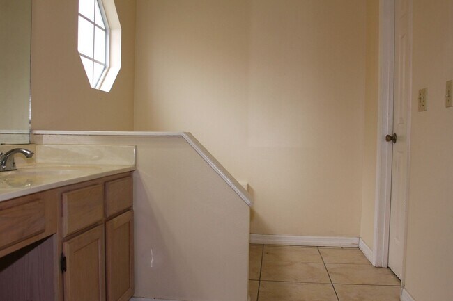 Building Photo - 3036 Dellcrest Pl