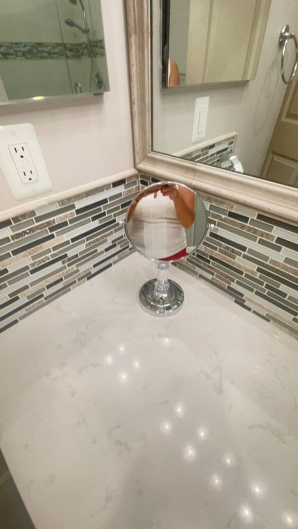 Building Photo - VERY SPACIOUS CONDO ON 3RD FLOOR WITH ELEV...