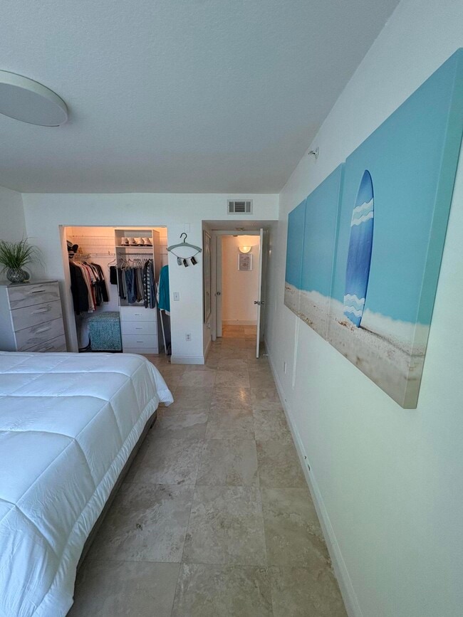 Building Photo - 1205 Villa Cir