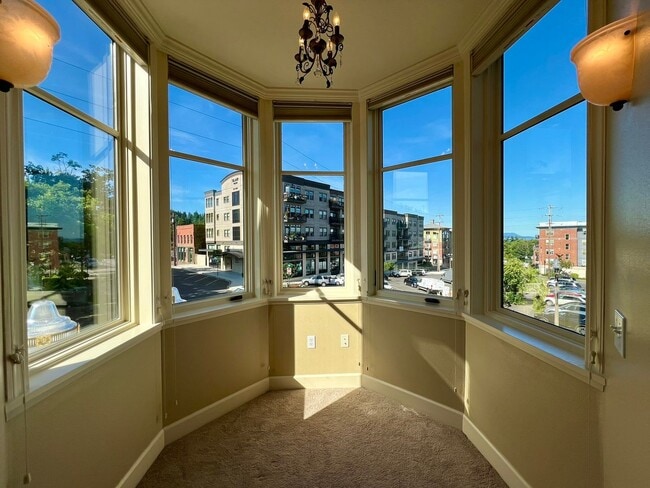 Building Photo - Spacious 2 Bedroom Condo in Fairhaven!