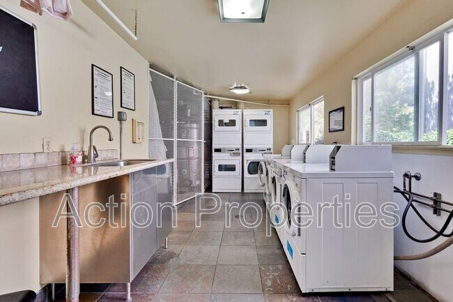 Building Photo - 181 Del Medio Ave