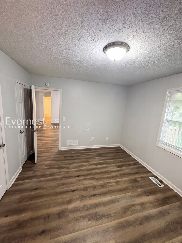 Building Photo - 711 W Creek Cir