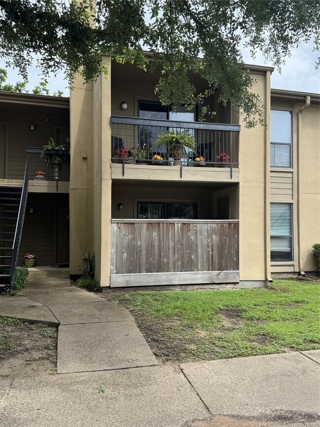 Building Photo - 3300 Pebblebrook Dr