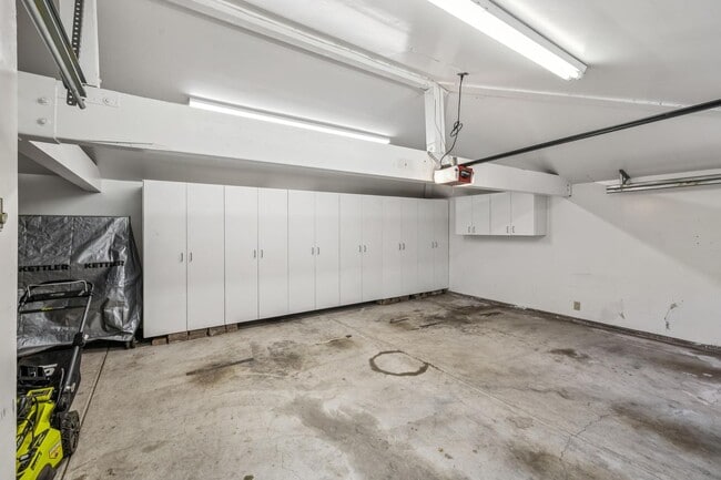 Building Photo - Mediterranean Beauty in Crescent Park – 5B...