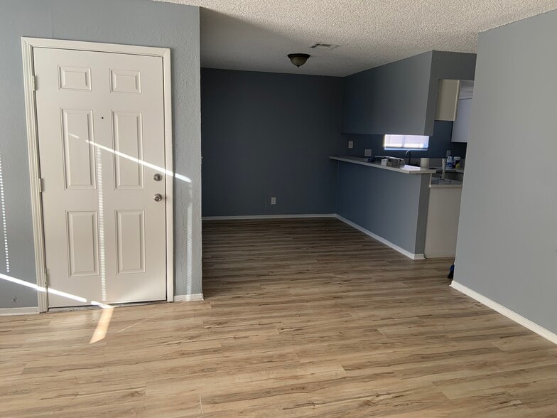 Building Photo - 2124 Exeter Dr