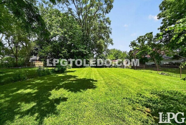 Building Photo - 3822 Lockwood Ave