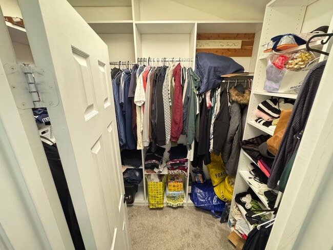 Building Photo - Gorgeous 3 Bed 2/2 Bath Interior Townhome In Little Rocky Run