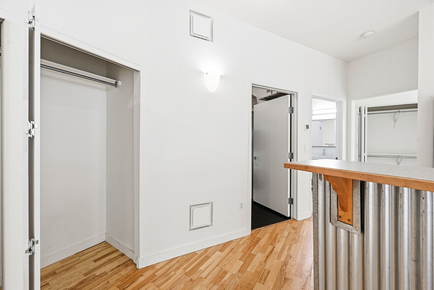Building Photo - 2422 Tremont Pl