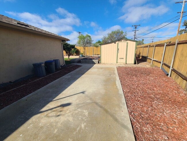 Building Photo - Spacious 4 bed 2 bath + 2 car garage & lar...