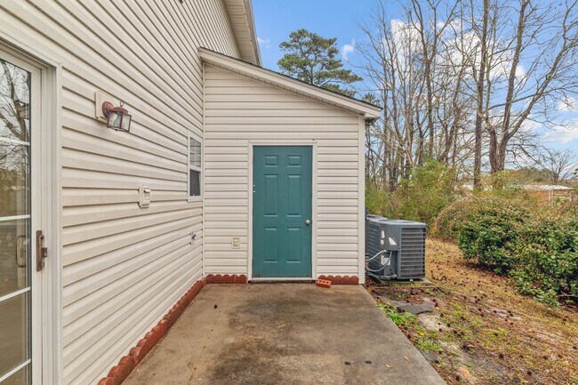 Building Photo - 2 Bed 2.5 Bath Townhome