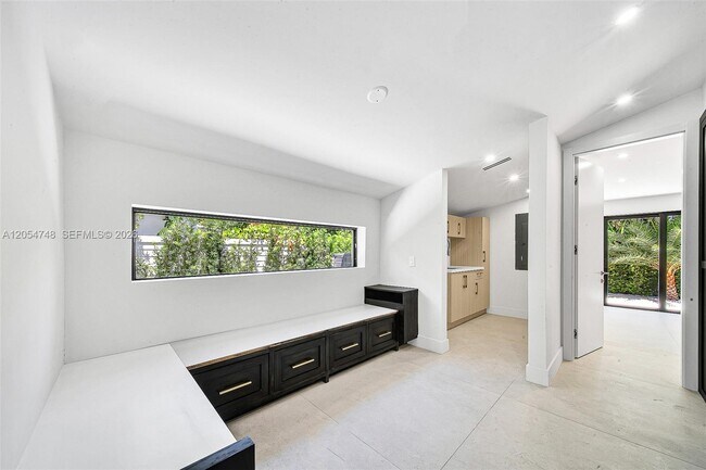 Building Photo - 899 NE 71st St