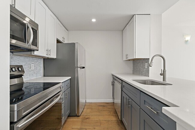 Building Photo - 20 2nd St