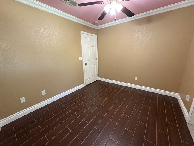 Building Photo - 744 W Buena Vista Ave