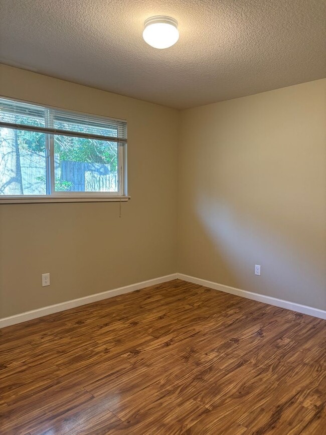 Building Photo - Located in a Desirable Area in Wilsonville 2 Bedroom Unit in a 4 Plex