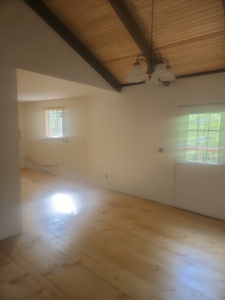 Building Photo - 3860 Gardiner Rd