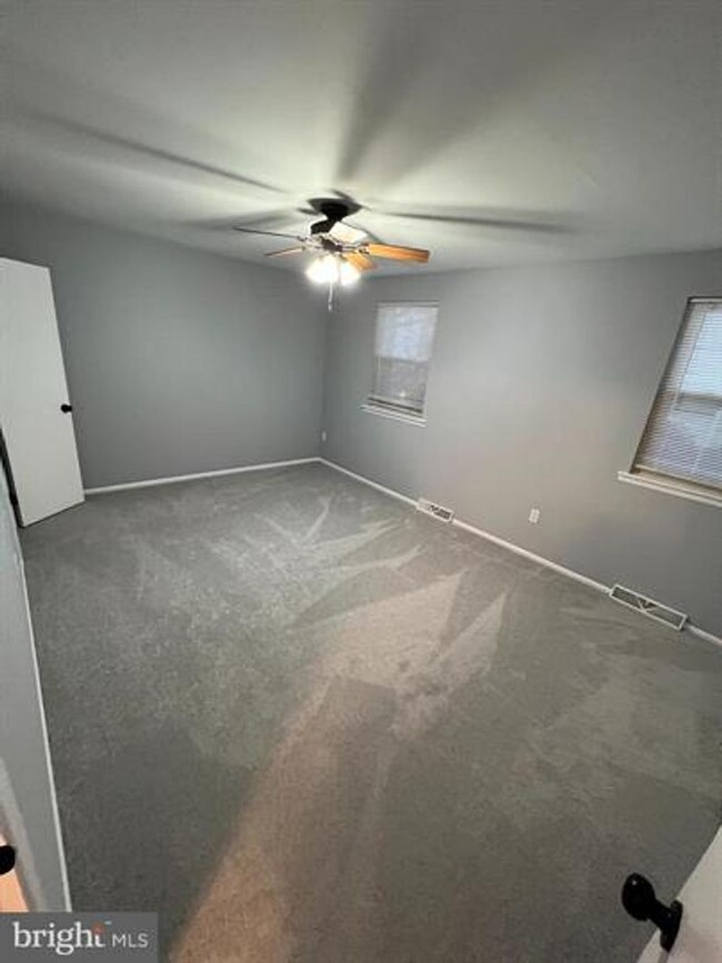 Building Photo - Beautiful fully renovated Townhomw 3 beds ...