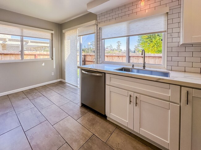 Building Photo - Completely Renovated 3+ Bed, 2 Bath Tierra...